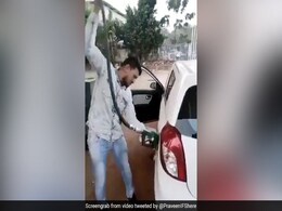पेट्रोल के दाम पहुंचे 100 रुपये तक, तो शख्स पहुंचा पेट्रोल पंप... पाइप पकड़ किया कुछ ऐसा - देखें Video पेट्रोल के दाम पहुंचे 100 रुपये तक, तो शख्स पहुंचा पेट्रोल पंप... पाइप पकड़ किया कुछ ऐसा - देखें Video