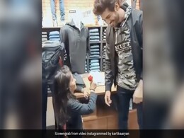 कार्तिक आर्यन स्टोर में खड़े थे तभी फैन ने क्यूट अंदाज में दिया Red Rose... देखें Video कार्तिक आर्यन स्टोर में खड़े थे तभी फैन ने क्यूट अंदाज में दिया Red Rose... देखें Video