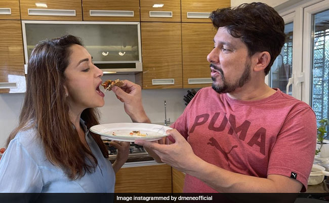 Madhuri Dixit को पति ने यूं पिज्जा बनाकर खिलाया, बोले- जल्द ही Video शेयर करूंगा