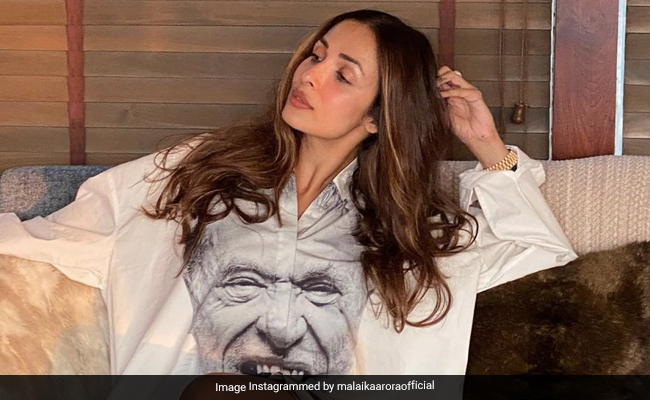 मलाइका अरोड़ा ने सोफे पर बैठकर स्टाइिश अंदाज में दिए पोज, बहन अमृता अरोड़ा ने खींची फोटो