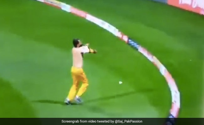 T 10 League: बाउंड्री पर फील्डिंग करते हुए खिलाड़ी ने बदला अपना कपड़ा और लग गया चौका, देखें मजेदार Video