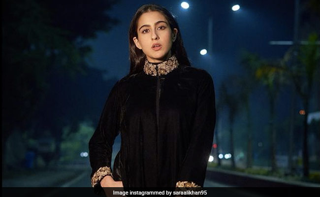 सारा अली खान ने रात के अंधेरे में सड़क पर कराया फोटोशूट, शेयर की ग्लैमरस Photos