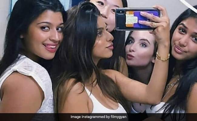 Suhana Khan दोस्त संग यूं सेल्फी लेती आईं नजर, Photo हो रही है वायरल