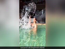 स्वमिंग पूल में अंकिता लोखंडे ने मलाइका अरोड़ा के पोज को किया कॉपी, देखें Photos और Video स्वमिंग पूल में अंकिता लोखंडे ने मलाइका अरोड़ा के पोज को किया कॉपी, देखें Photos और Video