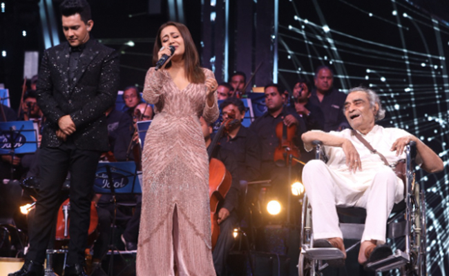 नेहा कक्कड़ ने गीतकार संतोष आनंद की मदद के लिए बढ़ाया हाथ, दिये पांच लाख रुपये