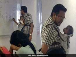 गोद में बच्चे को लेकर कॉलेज में पढ़ा रहा है यह टीचर, पीछे की कहानी सुनकर आपके भी छलक उठेंगे आंसू गोद में बच्चे को लेकर कॉलेज में पढ़ा रहा है यह टीचर, पीछे की कहानी सुनकर आपके भी छलक उठेंगे आंसू