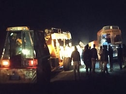 आंध्र प्रदेश : कर्नूल में बस और ट्रक की टक्कर, 14 लोगों की मौत, कई जख्मी आंध्र प्रदेश : कर्नूल में बस और ट्रक की टक्कर, 14 लोगों की मौत, कई जख्मी