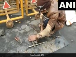 गाज़ीपुर बॉर्डर पर लोहे की कीलें उखाड़ने का VIDEO आया सामने, तो पुलिस बोली - री-पोज़िशनिंग कर रहे हैं गाज़ीपुर बॉर्डर पर लोहे की कीलें उखाड़ने का VIDEO आया सामने, तो पुलिस बोली - री-पोज़िशनिंग कर रहे हैं