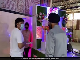 बिना निमंत्रण के शादी में पहुंचे कॉमेडियन सुदेश लहरी, खाने का प्लेट उठाते ही हुआ ऐसा हाल- देखें Video बिना निमंत्रण के शादी में पहुंचे कॉमेडियन सुदेश लहरी, खाने का प्लेट उठाते ही हुआ ऐसा हाल- देखें Video