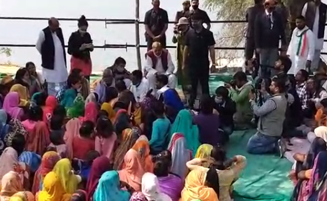 डेढ़ घंटे तक नाविक परिवारों का दर्द बांटती रहीं प्रियंका गांधी, महिलाओं संग जमीन पर बैठी रहीं