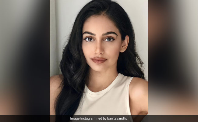 We Certainly Can't Forget How Good Banita Sandhu And Her Monochrome Makeup Look