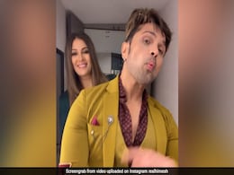Himesh Reshammiya ने पत्नी सोनिया कपूर संग 'तंदूरी नाइट्स' पर यूं किया डांस, वायरल हुआ Video Himesh Reshammiya ने पत्नी सोनिया कपूर संग 'तंदूरी नाइट्स' पर यूं किया डांस, वायरल हुआ Video