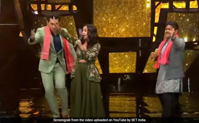 Neha Kakkar ने गाया 'लॉलीपॉप लागेलू' भोजपुरी सॉन्ग, सेट पर खूब मचा धमाल...देखें Video Neha Kakkar ने गाया 'लॉलीपॉप लागेलू' भोजपुरी सॉन्ग, सेट पर खूब मचा धमाल...देखें Video