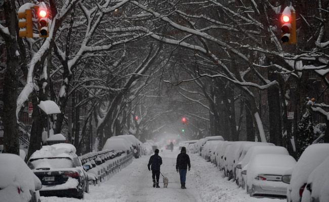 Huge Snowstorm Hits US East Coast Disrupting Virus Vaccinations
