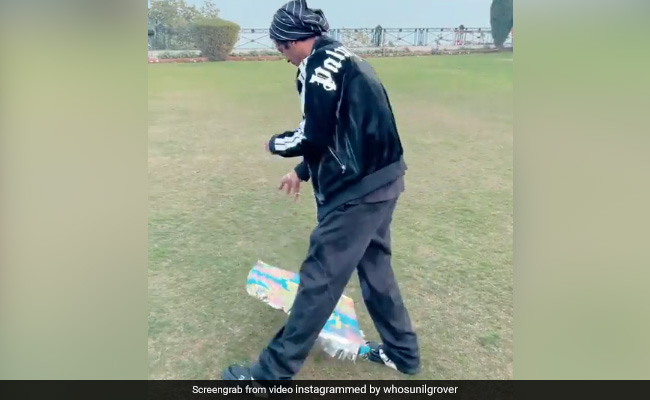 Sunil Grover से नहीं उड़ी पतंग, तो बोले- बस हवा का इंतजार है, गुड्डी उड़ जाएगी- देखें Video Sunil Grover से नहीं उड़ी पतंग, तो बोले- बस हवा का इंतजार है, गुड्डी उड़ जाएगी- देखें Video