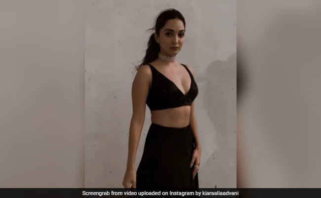 कियारा आडवाणी ने ब्लैक ड्रेस में करवाया ग्लैमरस फोटोशूट, कैमरा देखते ही दिया खूबसूरत सा एक्सप्रेशन... देखें Video