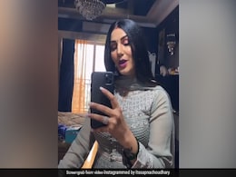 Sapna Choudhary Video: सपना चौधरी ने शीशे में देख गाया 'तू इतनी खूबसूरत है' सॉन्ग, देखें वीडियो Sapna Choudhary Video: सपना चौधरी ने शीशे में देख गाया 'तू इतनी खूबसूरत है' सॉन्ग, देखें वीडियो