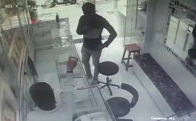 दुकान से सोने से भरा बॉक्स लेकर ऐसे फरार हुआ शख्स, CCTV में कैद हुई घटना