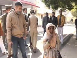 यूपी : एक महीने से लापता नाबालिग बेटी की मां का आरोप, 'पुलिसवाले कहते हैं, गाड़ी में डीजल डलवाओ तो ढूंढेंगे' यूपी : एक महीने से लापता नाबालिग बेटी की मां का आरोप, 'पुलिसवाले कहते हैं, गाड़ी में डीजल डलवाओ तो ढूंढेंगे'