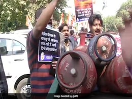 Youth Congress Workers Protest, Seek Oil Minister's Resignation Over Fuel Prices Youth Congress Workers Protest, Seek Oil Minister's Resignation Over Fuel Prices
