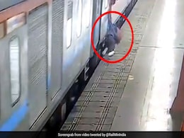 चलती ट्रेन में चढ़ रही थी महिला, अचानक फिसला पैर, तो महिला कॉन्सटेबल ने खींचे हाथ और फिर... देखें Video चलती ट्रेन में चढ़ रही थी महिला, अचानक फिसला पैर, तो महिला कॉन्सटेबल ने खींचे हाथ और फिर... देखें Video