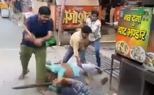 यूपी के बागपत में पत्ते की एक चाट के लिए जमकर चले लट्ठ, Video शेयर कर ऋचा चड्ढा बोलीं- ये सच है...