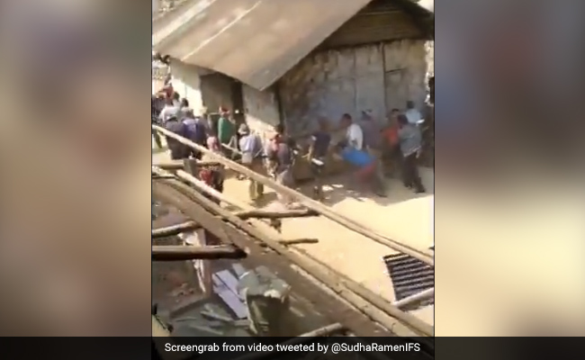 दूसरी जगह पहुंचाने के लिए गांव के लोगों ने मिलकर हाथों से उठा लिया पूरा घर, लोग बोले- एकता में शक्ति है - देखें Video