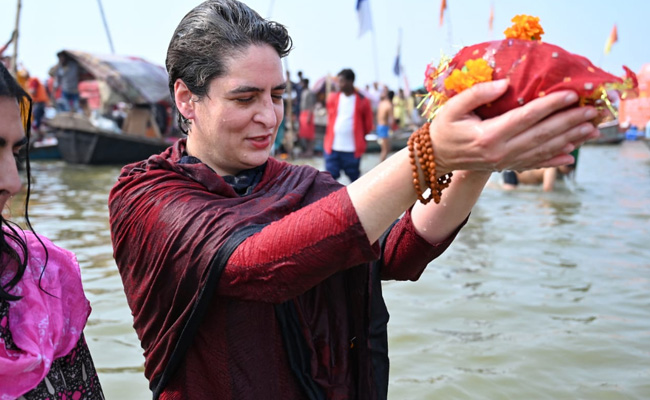 प्रियंका गांधी ने मौनी अमावस्या के मौके पर प्रयागराज संगम में लगाई डुबकी
