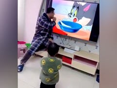 Tom & Jerry देख रहा था बच्चा, इसी बीच पिता ने किया कुछ ऐसा, IAS बोला- 'बच्चों को खुश देखने के लिए...' - देखें Video