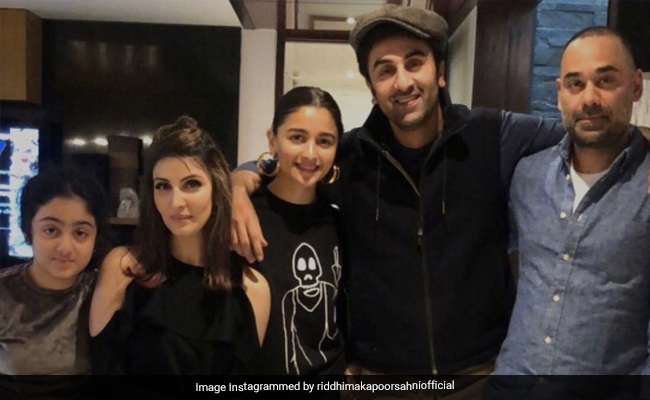 Alia Bhatt और Ranbir Kapoor संडे लंच के लिए खास अंदाज में पहुंचे बहन रिद्धिमा के घर, देखें Photo