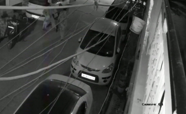 On CCTV, Delhi Woman, Carrying Baby, Robbed. How She Tried To Save Her