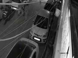 गोद में बच्चा लिए जा रही थी महिला, चेन लुटेरों ने चाकू से कर दिया हमला, हुई मौत ! CCTV में कैद गोद में बच्चा लिए जा रही थी महिला, चेन लुटेरों ने चाकू से कर दिया हमला, हुई मौत ! CCTV में कैद