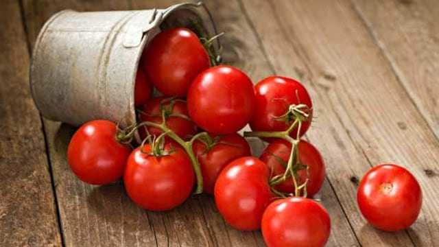 Tomatoes are rich in antioxidant lycopene and protect our skin from sun damage