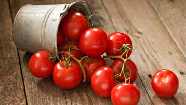 Tomatoes are rich in antioxidant lycopene and protect our skin from sun damage