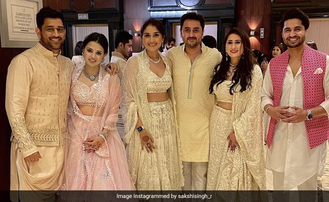 पत्नी की दोस्त की शादी में MS Dhoni दिखे स्टाइलिश लुक में, अश्विन की पत्नी ने दिया ऐसा रिएक्शन