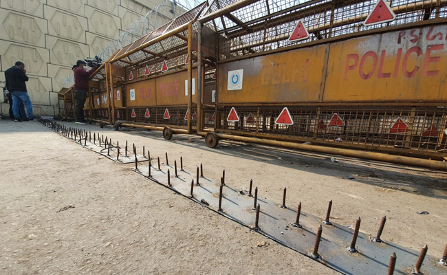 किसानों की राह नहीं आसान? टिकरी बॉर्डर पर लगाई गई नुकीली कीलें, गाड़ियों की हवा निकालने का इंतज़ाम; आंदोलन की 10 बड़ी बातें