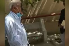 कन्नड़ लेखक केएस भगवान पर कोर्ट परिसर में वकीलों ने फेंकी स्याही कन्नड़ लेखक केएस भगवान पर कोर्ट परिसर में वकीलों ने फेंकी स्याही