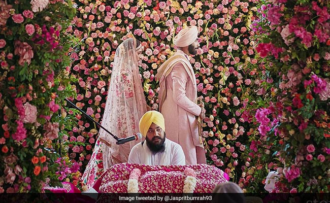 मयंक अग्रवाल ने बुमराह की Wife संजना की जगह 'संजय बांगड़' को दे दी शादी की बधाई