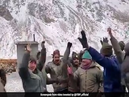 ITBP के जवानों ने 17 हजार फीट की ऊंचाई पर ऐसे मनाया होली का जश्न, वीडियो ने जीता लोगों का दिल ITBP के जवानों ने 17 हजार फीट की ऊंचाई पर ऐसे मनाया होली का जश्न, वीडियो ने जीता लोगों का दिल