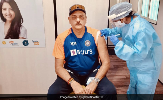 भारतीय टीम के कोच रवि शास्त्री ने लगवाई कोविड वैक्सीन की पहली डोज, 'वैज्ञानिकों को कहा धन्यवाद'.