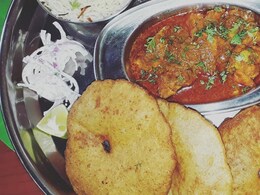 How To Make Vada Kombda - A Unique Combination Of Vada And Chicken Curry From The Konkan Region