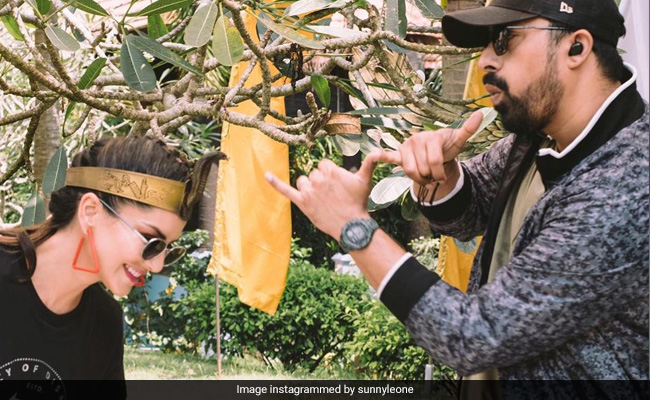 सनी लियोन ने यूं किया नागिन डांस, बीन बजाते दिखे रणविजय सिंह- देखें Photos