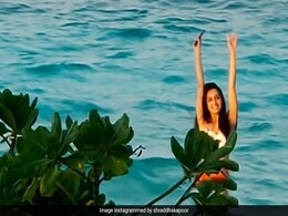 समुद्र में डुबकी लगा रही थीं Shraddha Kapoor, मम्मी ने खींच ली Photo समुद्र में डुबकी लगा रही थीं Shraddha Kapoor, मम्मी ने खींच ली Photo