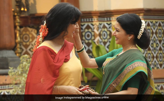 भाग्यश्री ने Photo शेयर कर दी कंगना रनौत को जन्मदिन पर बधाई तो जूही चावला ने ट्वीट कर कही यह बात