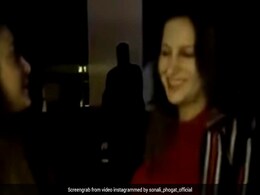 Sonali Phogat ने कोट-पैंट पहनकर ऐश्वर्या राय के सॉन्ग 'क्रेजी किया रे' पर किया डांस, देखें Video Sonali Phogat ने कोट-पैंट पहनकर ऐश्वर्या राय के सॉन्ग 'क्रेजी किया रे' पर किया डांस, देखें Video