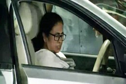ममता बनर्जी की सुरक्षा में तैनात पुलिस अधिकारी को चुनाव आयोग ने किया निलंबित ममता बनर्जी की सुरक्षा में तैनात पुलिस अधिकारी को चुनाव आयोग ने किया निलंबित