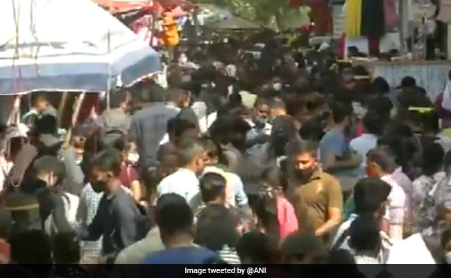 Video : कोरोनावायरस के बढ़ते मामलों के बीच बेखौफ दिल्ली, सरोजिनी नगर मार्केट में इस तरह जुट रही भीड़