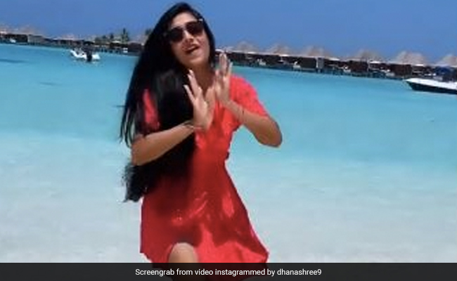 Dhanashree Verma ने रेड ड्रेस में मालदीव के Beach पर किया ताबड़तोड़ डांस, Video हुआ वायरल