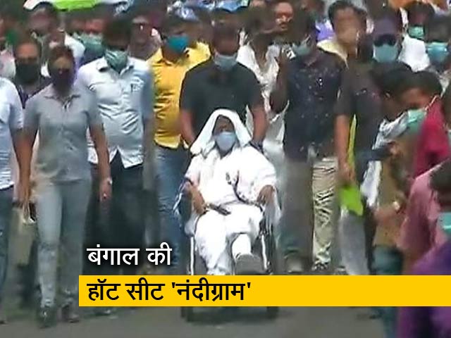 बंगाल चुनाव : व्हीलचेयर पर रोड शो कर रही हैं TMC सुप्रीमो ममता बनर्जी