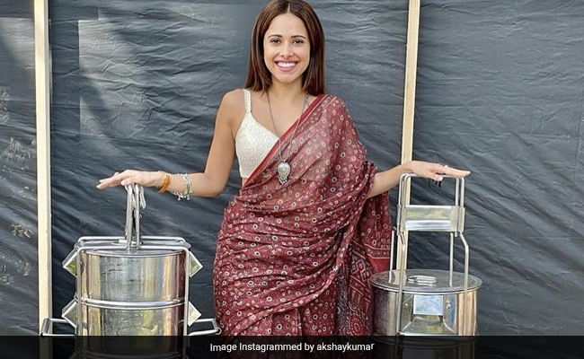Who's That Gorgeous 'Dabbawali' On The Sets Of Akshay Kumar's Film?